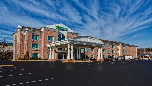 Holiday Inn Express Hotel & Suites London image 1